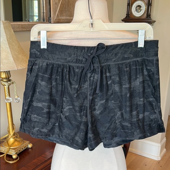 Comfy Black Camo Knit Drawstring Shorts - Picture 2 of 6